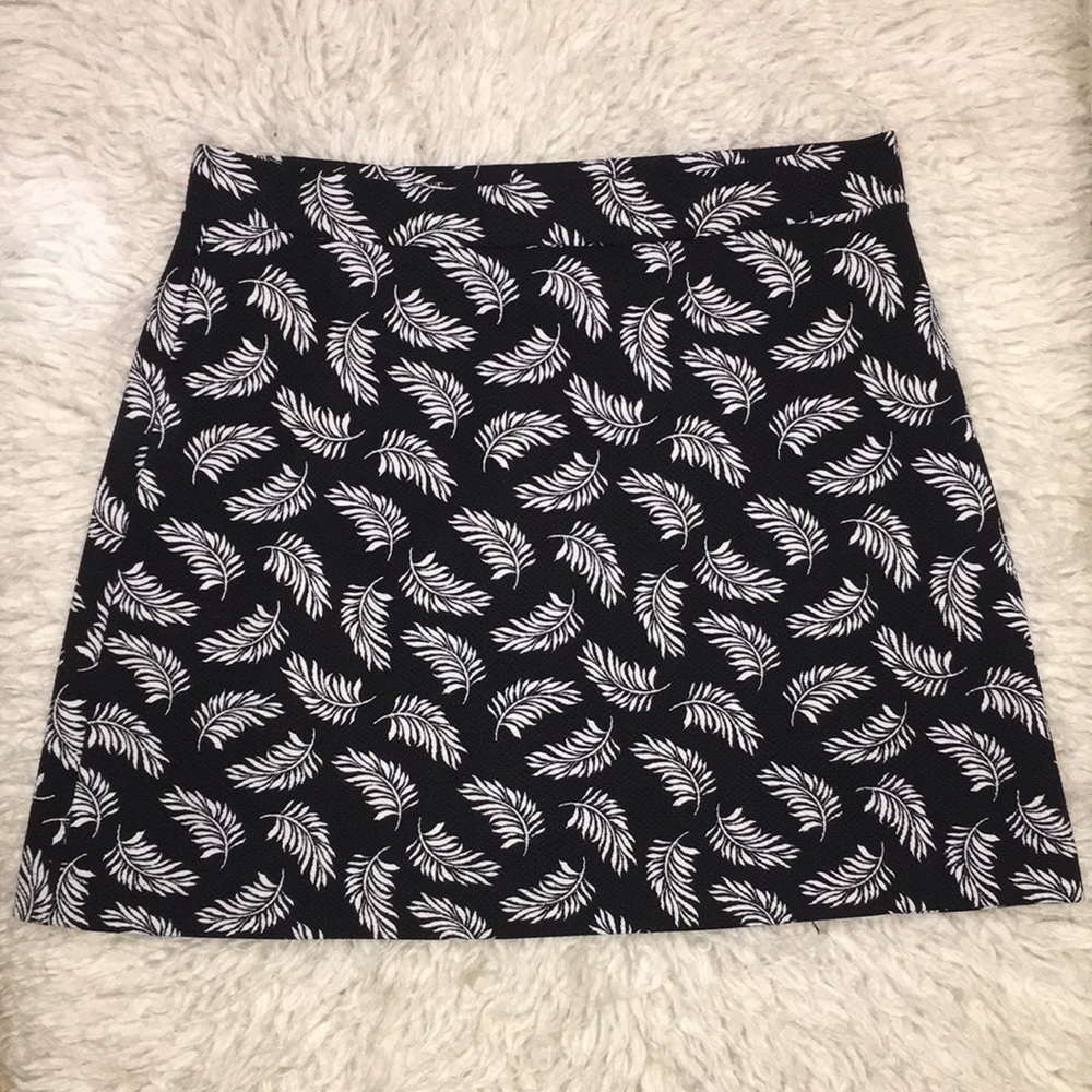 H&M Black and white feather printed skirt